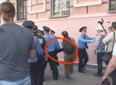 Докази побиття ще одного фотографа