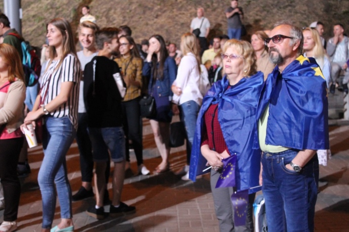 Людей, яких організовано підвозили на концерт, можна було розпізнати за прапорами Євросоюзу на плечах