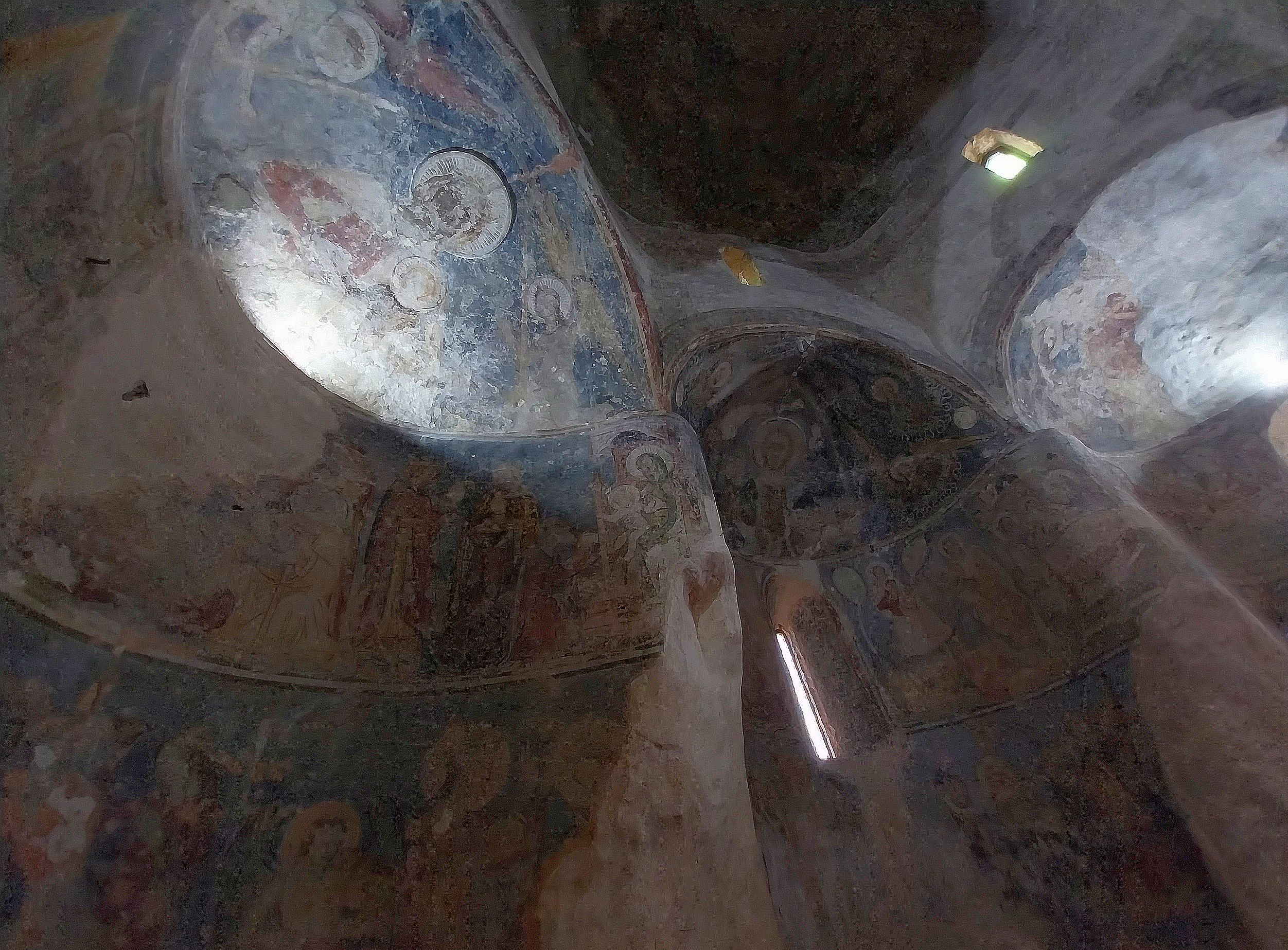 Фрески ротонди написані в стилі італійської школи Джотто у 14-му столітті