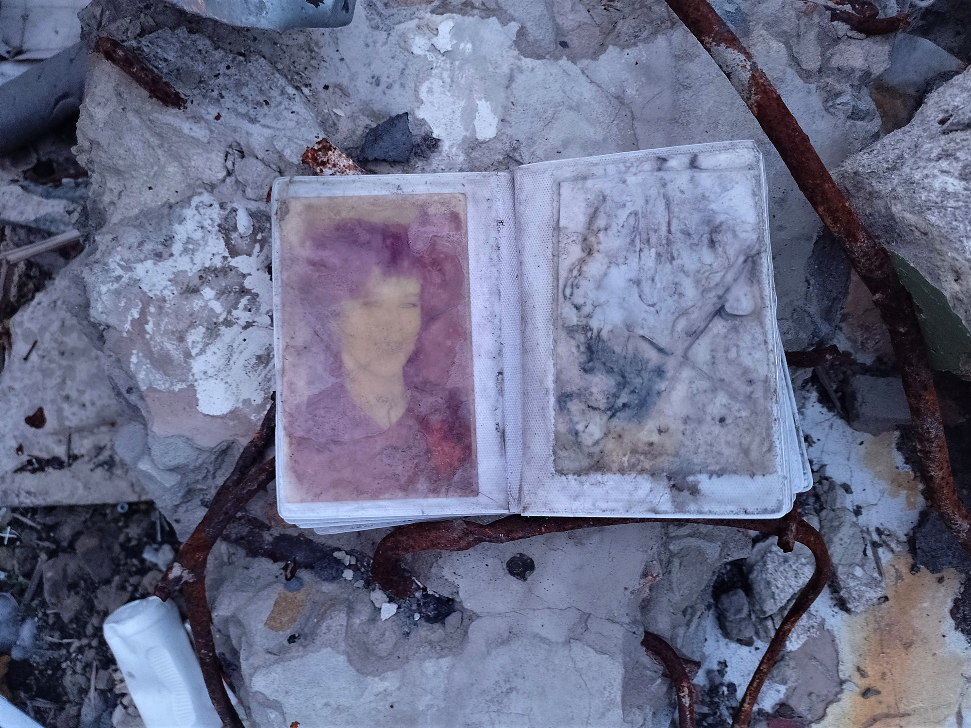 Фотоальбом на руїнах краматорської чотиповерхівки, по якій прилетіла російська ракета 1 лютого 2023 року