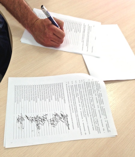 Подписи журналистов под соглашением о передаче акций. Фото Украинской правды