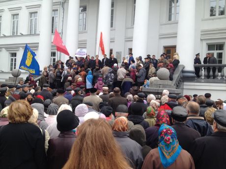 Ударівець і свободівець повели людей на штурм міськради Полтави Ударівець і свободівець повели людей на штурм міськради Полтави