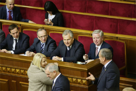 Регіоналка Герман прийшла вітатися до Кокса і Квасьнєвського у ВР Регіоналка Герман прийшла вітатися до Кокса і Квасьнєвського у ВР