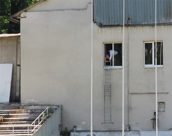 Якось дивно охорона заводу Атек ходить на роботу Якось дивно охорона заводу Атек ходить на роботу