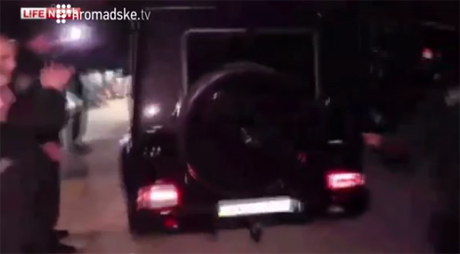 Тимошенко залишили територію лікарні у Харкові представницьким кортежем з 3х машин. Стоп-кадр з прямої трансляції Тимошенко залишили територію лікарні у Харкові представницьким кортежем з 3х машин. Стоп-кадр з прямої трансляції