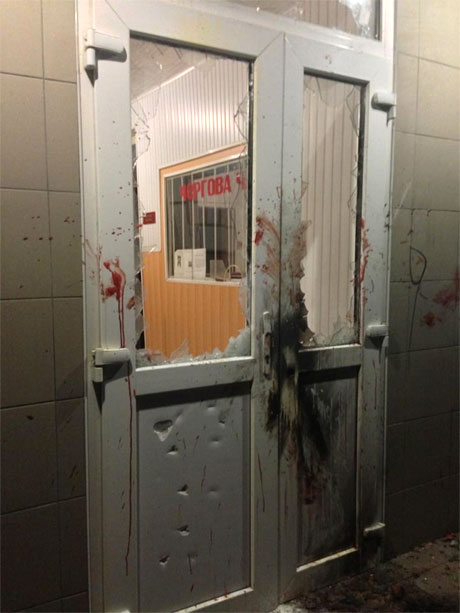 Двері відділку, який штурмували у Врадієвці. Фото з Facebook Костянтина Усова Двері відділку, який штурмували у Врадієвці. Фото з Facebook Костянтина Усова