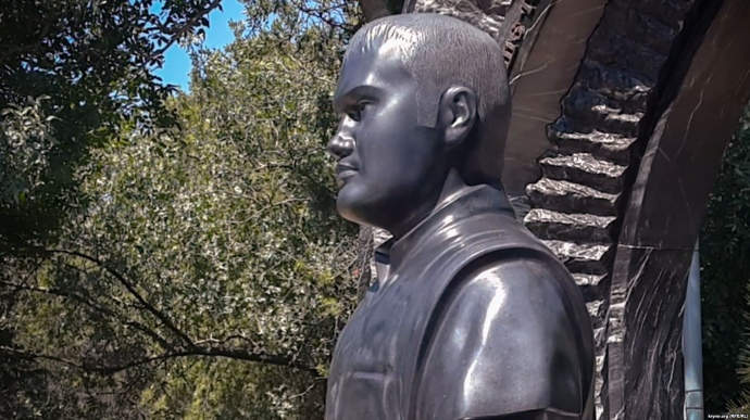 Бюст Януковичу-младшему у Севастополы