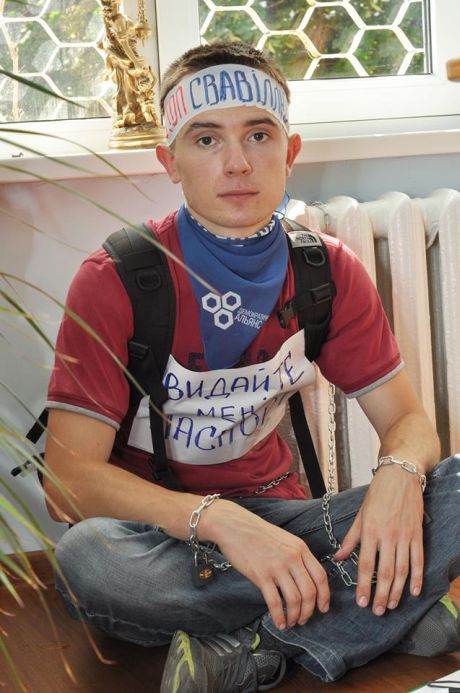 У Житомирі хлопець прикував себе до батареї із вимогою видати паспорт У Житомирі хлопець прикував себе до батареї із вимогою видати паспорт