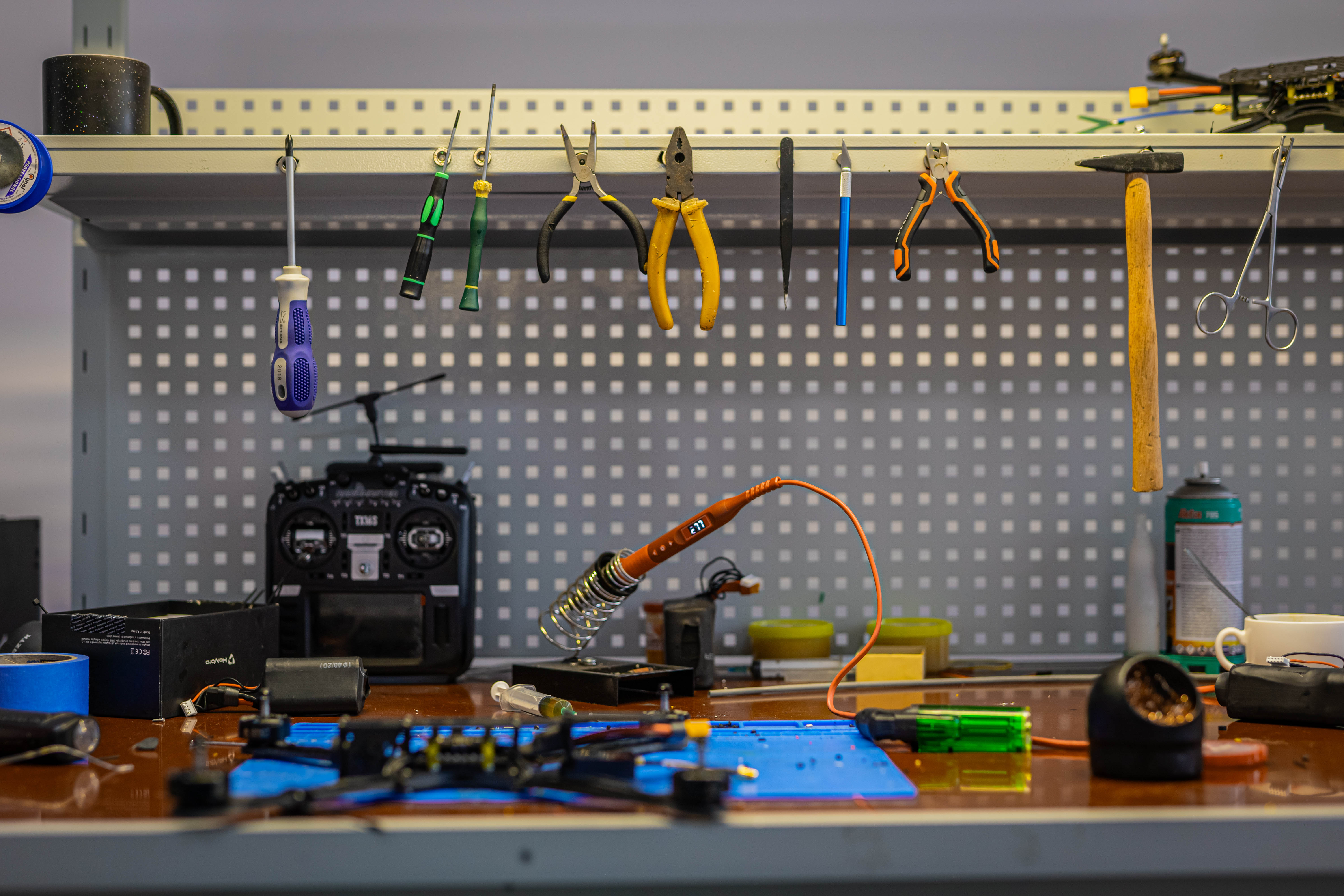 Робоче місце збиральника дронів