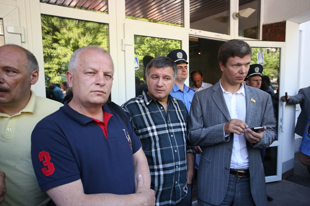 Депутати Арсен Аваков та Леонід Ємець під міністерством 