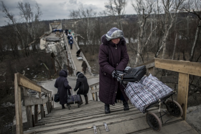 Облаштований перехід на місці зруйнованого мосту. Дерев'яні 