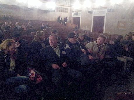 Необычные зрители пришли посмотреть фильм о Межигорье. Фото Катерины Аврамчук