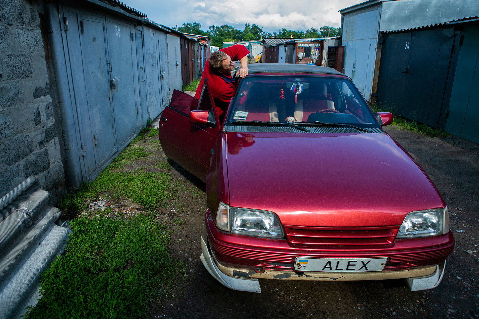 Алексей говорит, что любит красный потому, что он контрастный, а не из-за ассоциаций с СССР