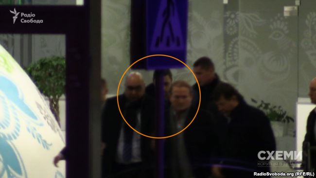 Виктор Медведчук и Нисан Моисеев 14 ноября 2016 года в аэропорту