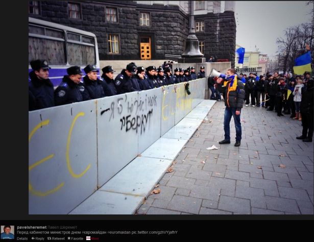 Перед Кабміном удень. Фото Павла Шеремета 