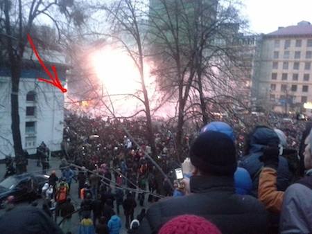 Палаючий автобус. Активісти заявляли, що підпалили його самі правоохоронці і це - провокація. Фото Ольги Червакової Палаючий автобус. Активісти заявляли, що підпалили його самі правоохоронці і це - провокація. Фото Ольги Червакової