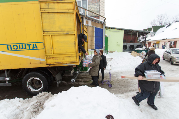 Київ, пошту несуть 50 метрів до відділення