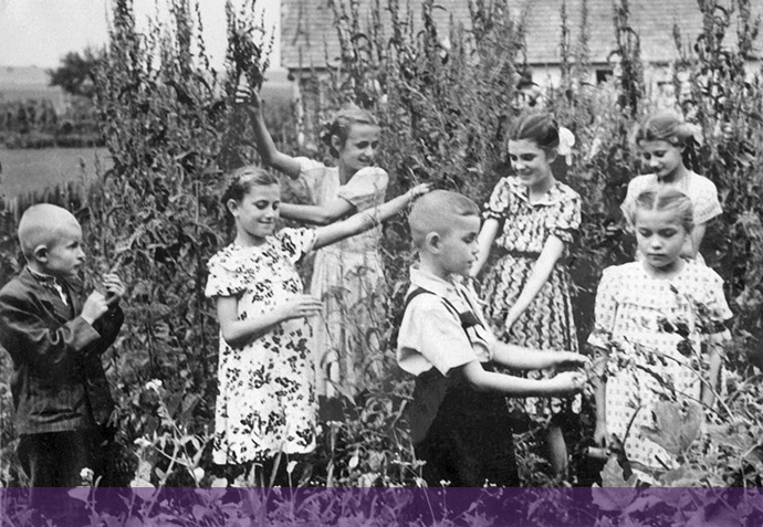 У дідусевому городі у Стебнику, Мирослав у центрі