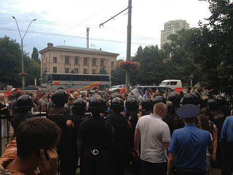 Під Святошинським райвідділком. Фото - ТСН.ua