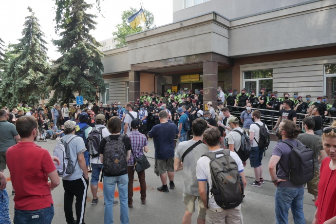 Під будівлею суду зібралось багато людей