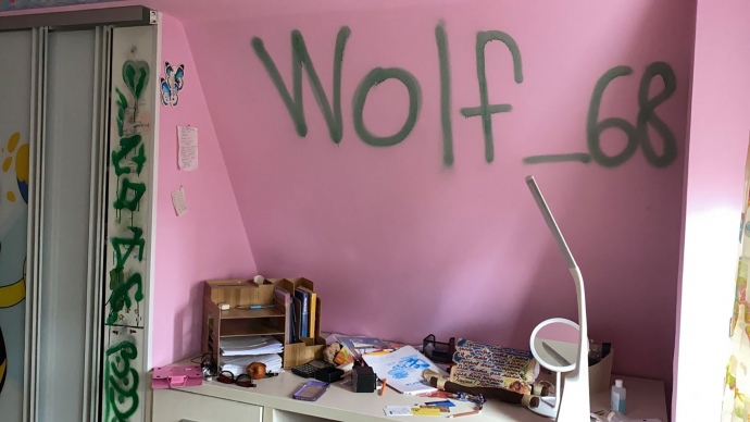 Надпис на стіні в одній із кімнат будинку, що належить сусідові Ватіля Животовського