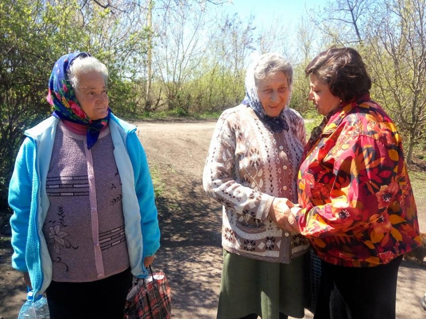 У двох пенсіонерок-сусідок 23 березня 2017 року від обстрілу згоріли будинки. Тепер одна з них живе в сараї, інша з сином – в літній кухні Фото Мар'яни П'єцух