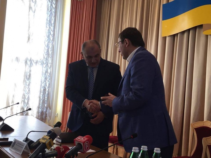 Юрий Луценко поздравляет Богдана Подубинского с новой должностью