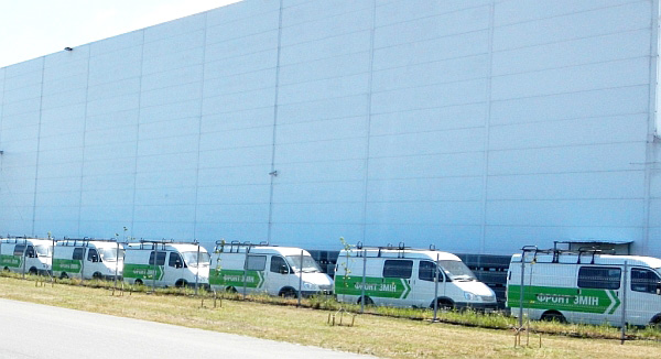 Машини Фронту Змін були помічені на закритій парковці фірми Юрушева. Саме тут зареєстрований другий учасник серцевого тендеру. Фото Слідство.Інфо Машини Фронту Змін були помічені на закритій парковці фірми Юрушева. Саме тут зареєстрований другий учасник серцевого тендеру. Фото Слідство.Інфо