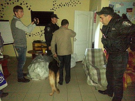 После завершения киносеанса в помещении искали взрывчатку. Фото Олега Рыбачука