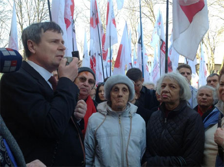 Одарченко і прихильники перед засіданням суду Одарченко і прихильники перед засіданням суду