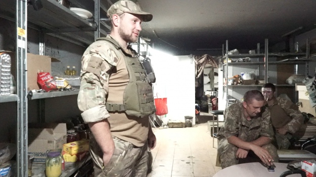 Володимир Сергєєв «Кабан» (стоїть) в покинутому ангарі