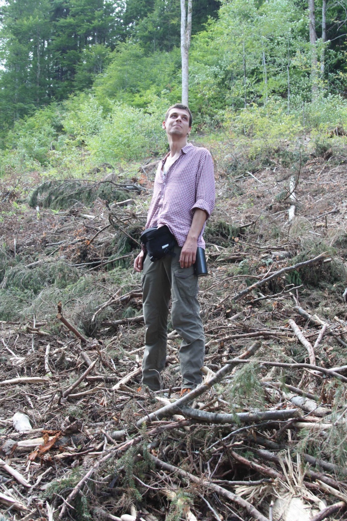 Єгор Гриник в цьому місці не вперше. Але раніше він бачив тут справжній природний ліс. За словами Єгора, найкраще, що людина може зробити для таких лісів – залишити їх у спокої