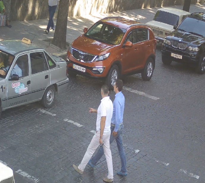 Ростислав Білик вільно гуляє Чернівцями