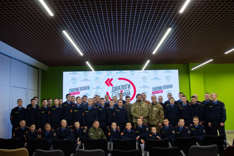 A meeting between Russian soldiers and cadets