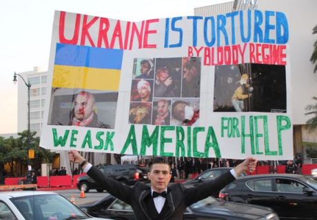 Лос-Анджелес, перед звездами, приехавшими на награждение Золотой Глобус, развернули баннер за Украину