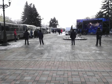 Машини з Беркутом і сцена Партії Регіонів під ВР. Фото Дмитра Ларіна Машини з Беркутом і сцена Партії Регіонів під ВР. Фото Дмитра Ларіна