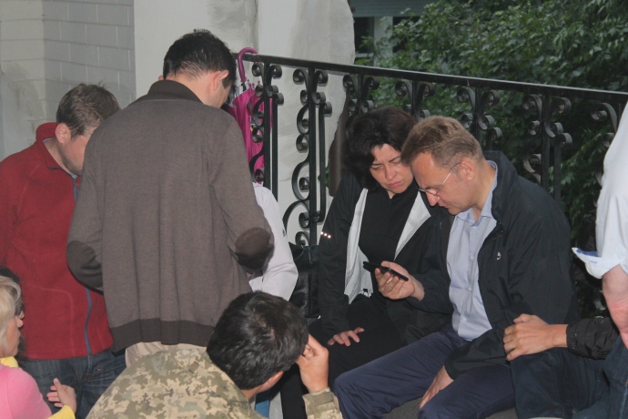 Садовий для розмови з соратниками відійшов поділі від преси у дворик Будинку з химерами 