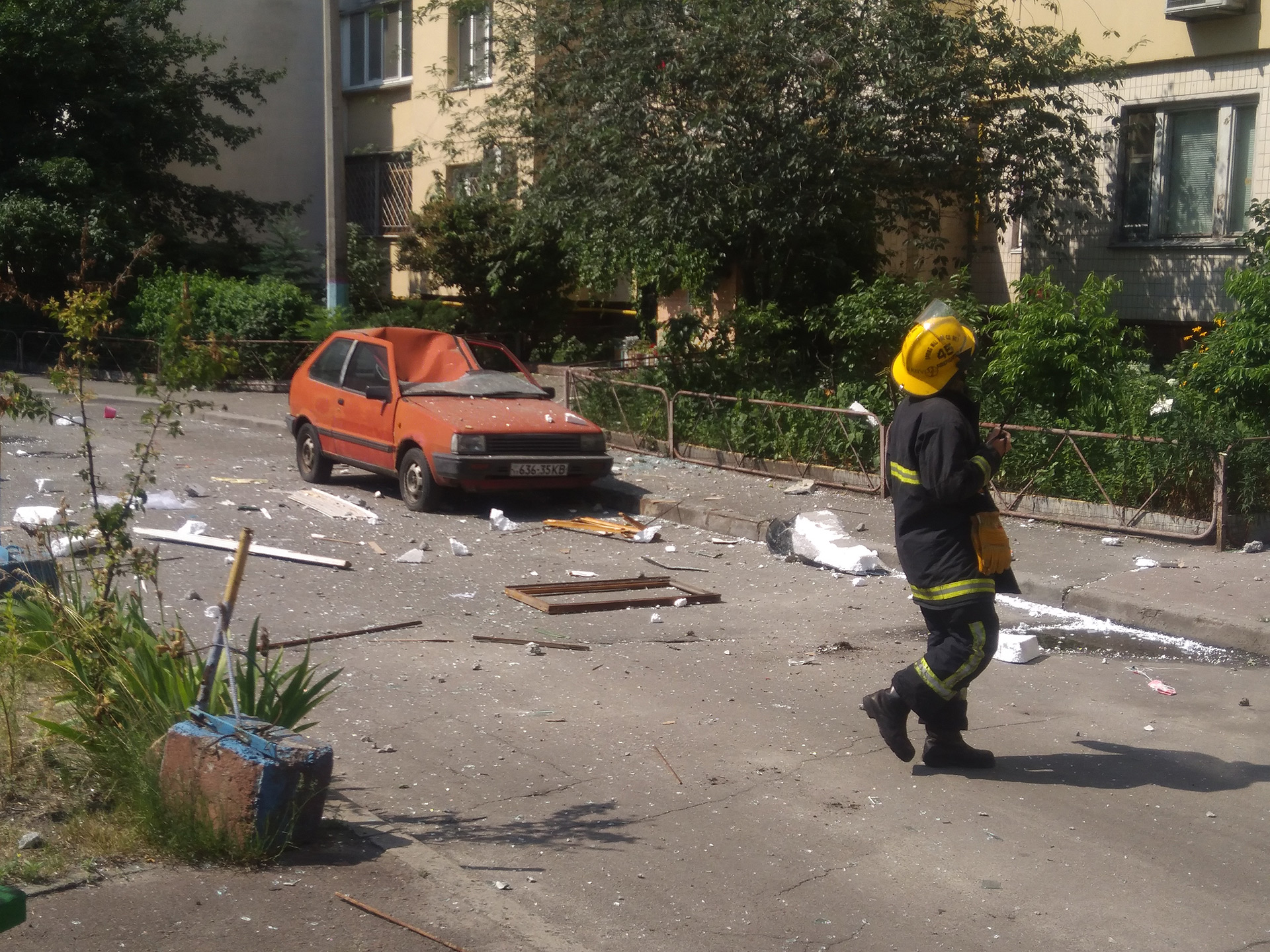 Взрывная волна накрыла и двор со стороны парадного. После взрыва отслоилась часть фасадных плит, которые угрожают обрушением