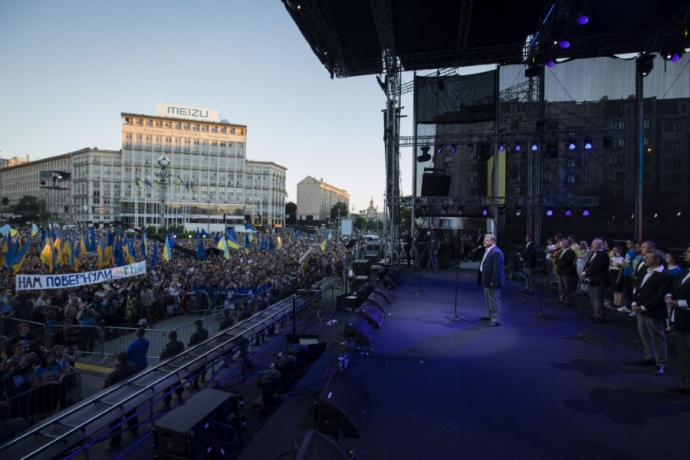 Під час виступу президента на Європейській площі спостерігалося скупчення державних прапорів в одному місці