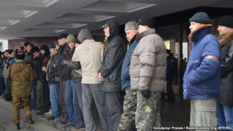 Хотя крымский спикер пообещал внеочередную сессию, его в Верховный Совет Крыма не пускали Хотя крымский спикер пообещал внеочередную сессию, его в Верховный Совет Крыма не пускали