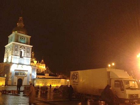 На Михайловской площади монтируют сцену