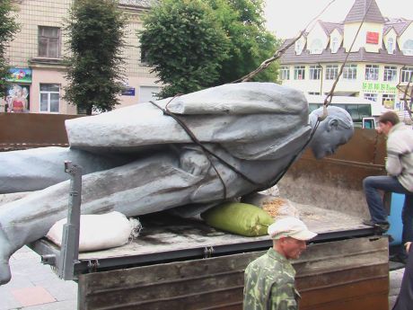 Ленина убрали из центральной площади Ленина убрали из центральной площади