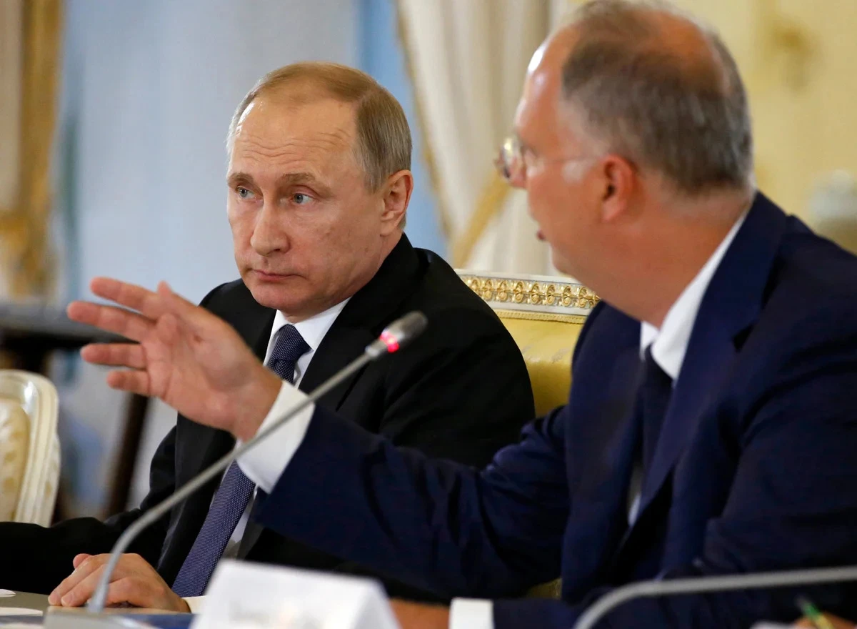 Dmitriev and Putin during a meeting. 