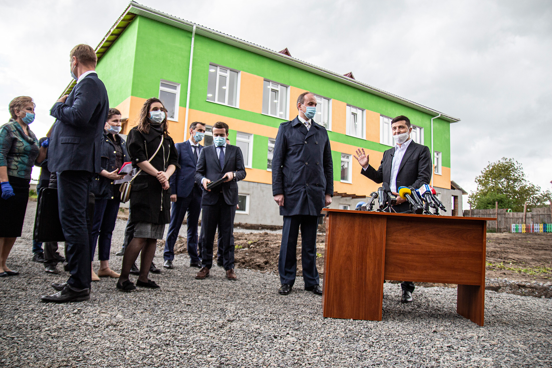 Картинка для журналистов – такая же, как и при предыдущей власти. Несмотря на то, что раньше Зеленский критиковал Петра Порошенко за показательные открытия детских садиков