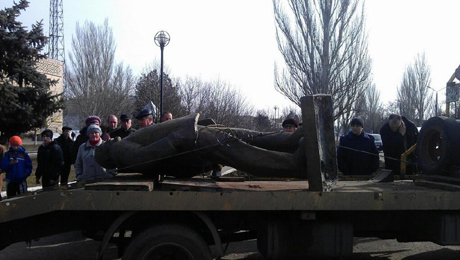 Місто Нова Одеса (Миколаївська обл.) під шумок також вирішила повалити Леніна. ФОто Reuters Місто Нова Одеса (Миколаївська обл.) під шумок також вирішила повалити Леніна. ФОто Reuters