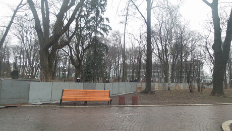 Кордон охорони розширився. Тепер під наглядом міліції - й будівля МОЗ. Кордон охорони розширився. Тепер під наглядом міліції - й будівля МОЗ.