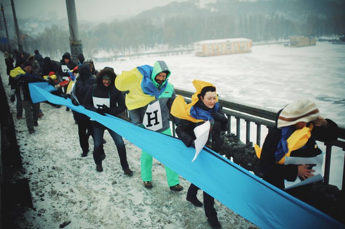 Живая цепь ко Дню Соборности на мосту Патона в Киеве 