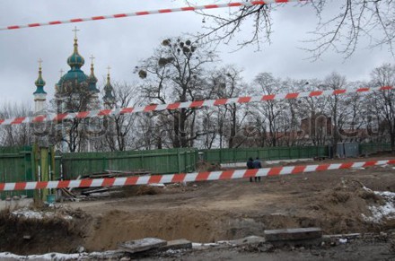 За рештки Десятинної церкви розгорілася битва між науковцями та церковниками. Фото УНІАН За рештки Десятинної церкви розгорілася битва між науковцями та церковниками. Фото УНІАН