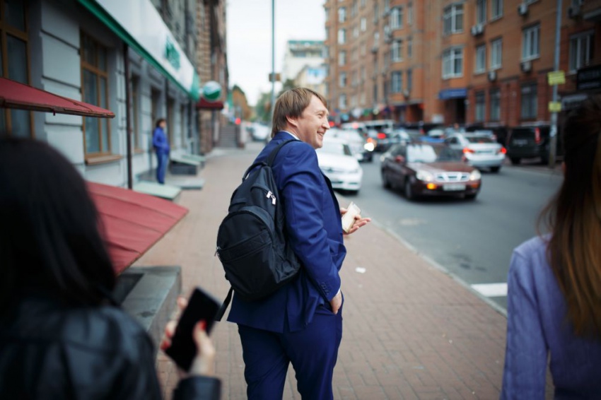 Зазвичай робочий день Кутового починається о 7.30 ранку, а закінчується інколи о другій ночі