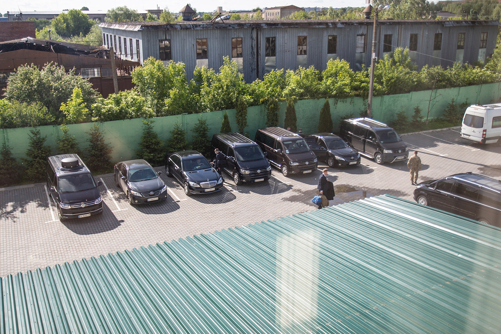 В некоторых автобусах из кортежа президента прячутся серьезные парни с автоматами и при полной экипировке